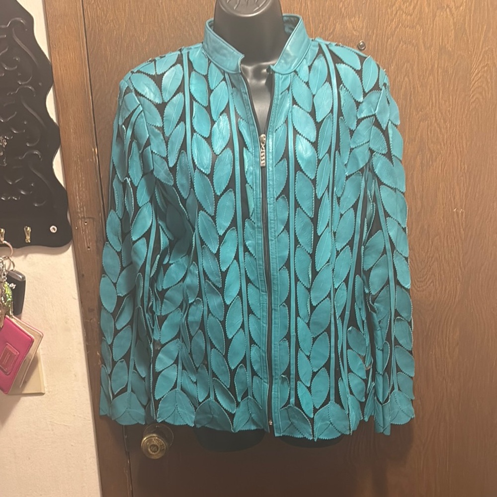 Green Leather Jacket with Tailored Fit and Full-Length Zipper